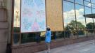 діти перетворили вибиті вікна Києва на мистецтво